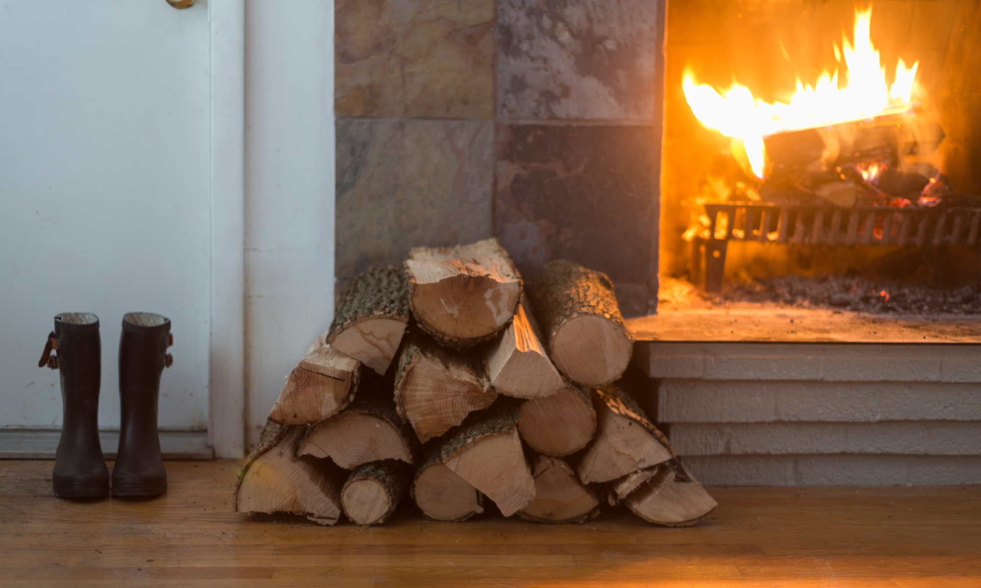 Mikor, hogyan és hol tárold a tűzifát, hogy kandallód hatékonyan működjön? Biztonságos és gazdaságos tűzifa tárolási tippek a Tűzvarázstól.
